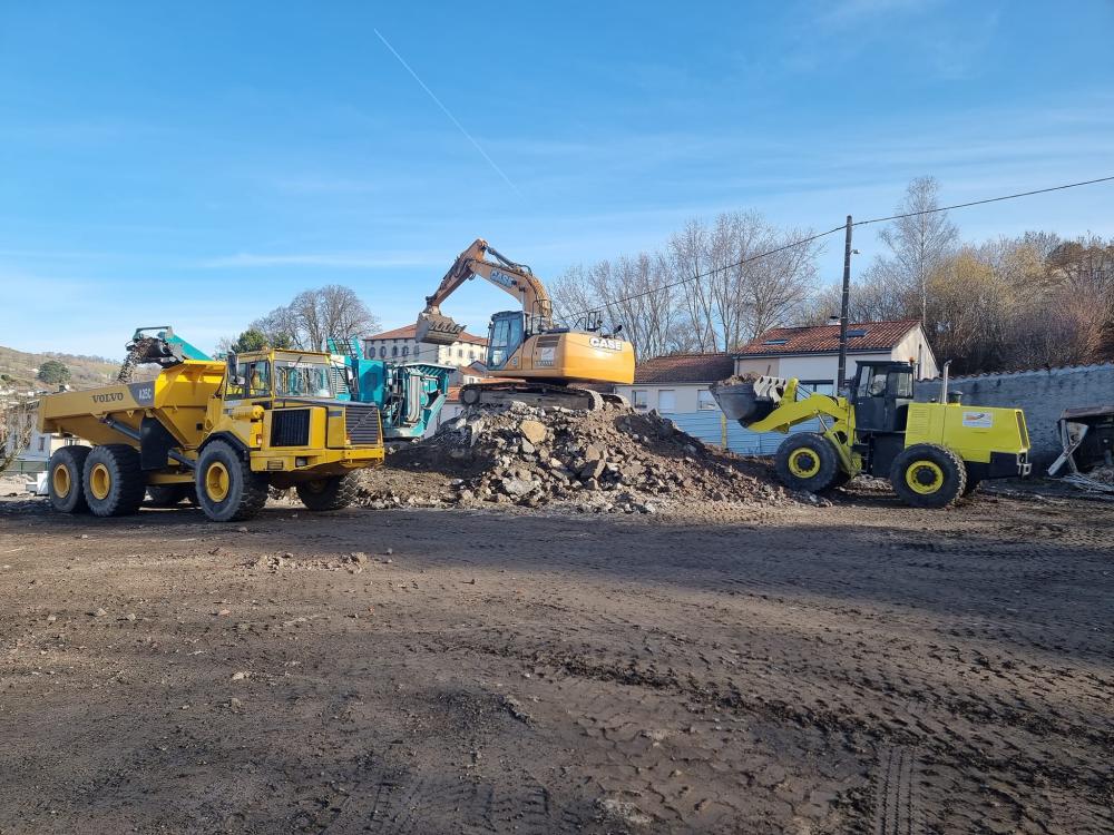 Démolition près de Arpajon-sur-Cère