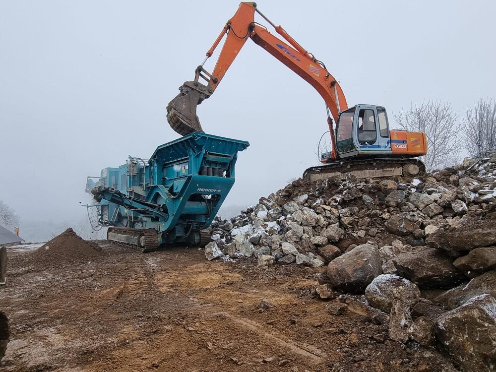 Concassage de gravas près de Arpajon-sur-Cère